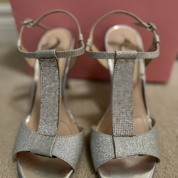 Ladies Silver Heels - Picture 2 of 3